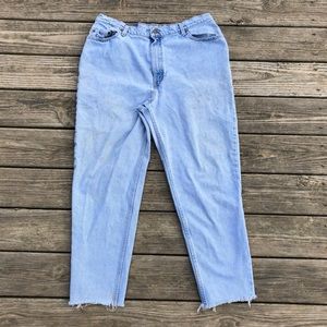Vintage Levi’s 522 Distressed Taper Leg High Waist Light Wash Mom Jeans
